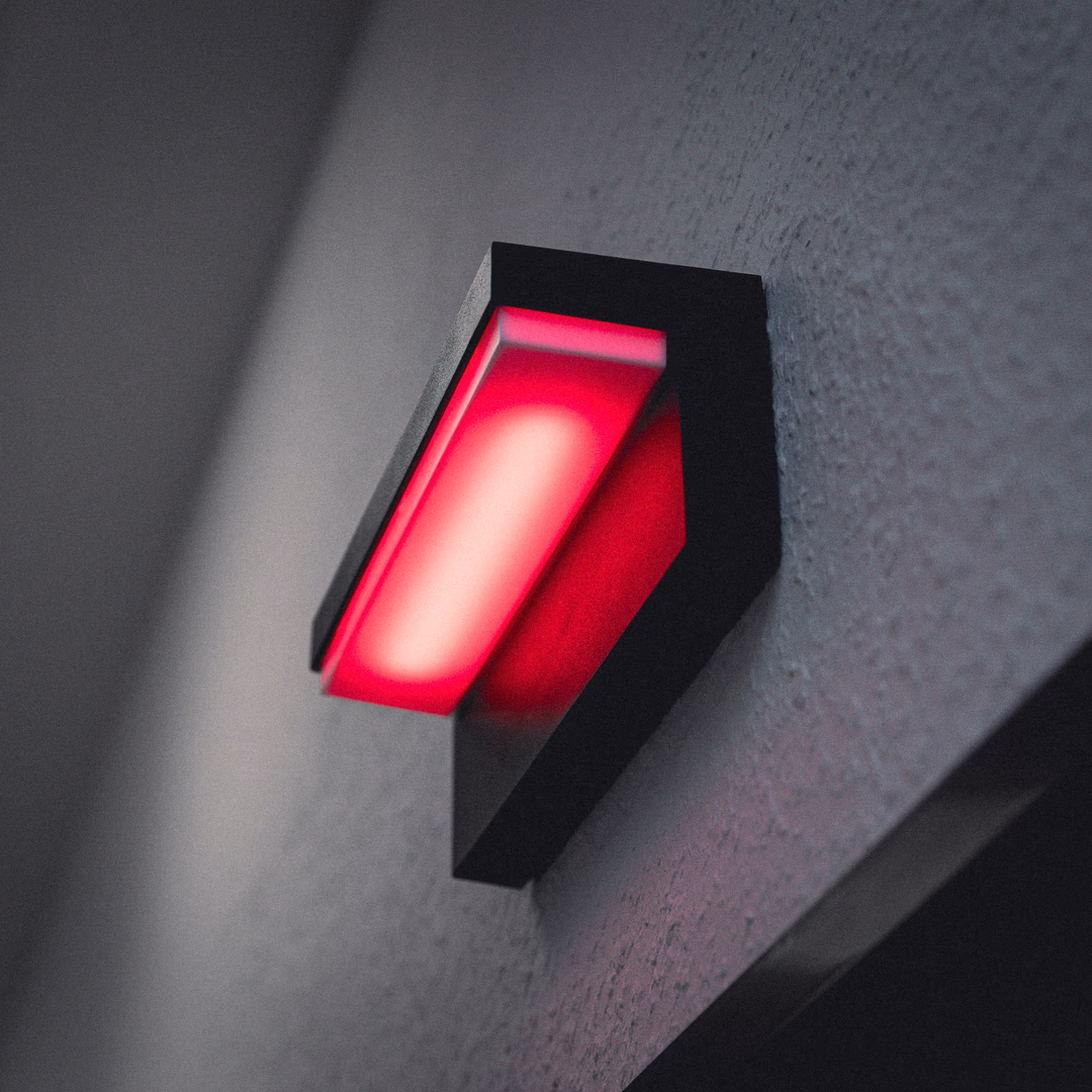 An der Wand montierte moderne rechteckige Leuchte mit rotem Licht.