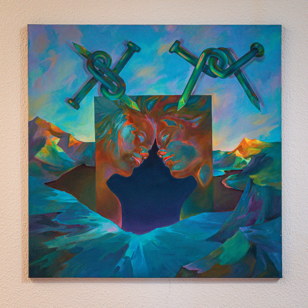 Gemälde von zwei sich berührenden Gesichtern vor einem Berg- und Flusslandschaftshintergrund, mit großen, miteinander verknoteten Nägeln oben.